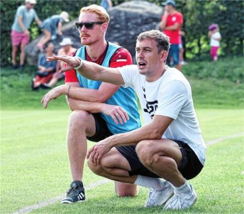 Der TSV Schnaitsee – hier das Trainerduo um Michael Neumeier (rechts) – hat den Klassenerhalt selbst in der Hand, schaut aber sicher auch genau auf die Entscheidung zum Spielabbruch in Rosenheim.Foto Christian Mühlhofer