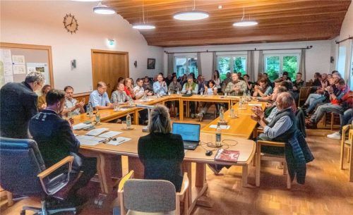 Der Unterwössner Gemeinderat in seiner konstituierenden Sitzung. Das Interesse war mit 35 Zuhörern groß. Foto Ludwig Flug