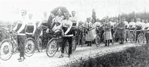 Der Verein bei einer Ausfahrt zu einer Veranstaltung. Foto Walter Jani
