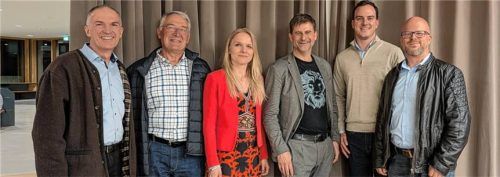 Der Vorstand der Luitpoldiana Studiengemeinschaft mit Michael Altinger: (von links) Stephan Hain (Schriftführer), Sebastian Weger (Beisitzer), Dr. Ursula Winkler-Budenhofer (Erste Vorsitzende Luitpoldiana), Michael Altinger, Roman Hartinger (Zweiter Vorsitzender Luitpoldiana) und Sebastian Schellenberg (Kassier).Foto re
