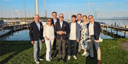 Der Vorstand des Chiemsee-Yacht-Clubs zeigt auch beim Gruppenfoto vor den Bootsstegen am Chiemsee Geschlossenheit – mittendrin Präsident Dr. Matthias Gebauer. Foto Iris Huber