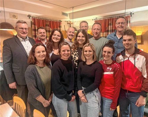 Der Vorstand des TuS Engelsberg mit den Abteilungsleitern: Birgit Pichler (Tennisabteilung), Cathi Lichtenwimmer (Turnabteilung), Lisa Tomm (Schatzmeisterin), Antonia Abel (Skiabteilung) und Severin Kaiser (Vereinsjugendleiter/vorne von links). Hintere Reihe von links: Bürgermeister Martin Lackner, Vorstand Stefan Freutsmiedl, Schatzmeisterin Anna Unterforsthuber, Schriftführer Andreas Reithmeier, Jana Unterforsthuber von der Mitgliederverwaltung, Klaus Kiermaier (Stockschützenabteilung), Thomas Hilger (Kraftsportabteilung) und Markus Tesche (Fußballabteilung). Foto Gillitz