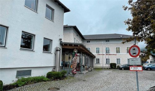 Der vorzeitige Maßnahmenbeginn für die Erweiterung des Horts, Dachgeschossausbau mit Generalsanierung des Bestandsgebäudes, bei der Preysing-Grundschule soll nun bei der Förderstelle der Regierung von Oberbayern beantragt werden. Foto Kirchner