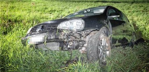 Der VW Golf war nicht mehr fahrbereit und wurde abgeschleppt. Foto fib/mk