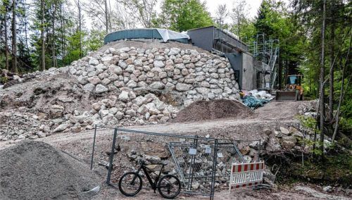 Der Zwei-Kammer-Hochbehälter der Unterwössner Wasserversorgung auf dem Bichl ist ein mächtiges Bauwerk. Derzeit arbeiten die Unternehmen an der Inneninstallation. Eine Stützmauer und die Überfüllung des Bauwerkes treiben die Kosten in die Höhe. Der Gemeinderat beschloss deshalb eine weitere Bürgschaft für das Wasserwerk. Foto Flug