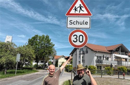 Deutlich vor der Einmündung des Gartenäckerweges steht jetzt das Tempo-30-Schild, ergänzt mit einem Hinweis auf die nahe Schule. Die Stadträte Michael Krimplstötter (links) und Christian Schönberger sind zufrieden.Fotos  Kotter
