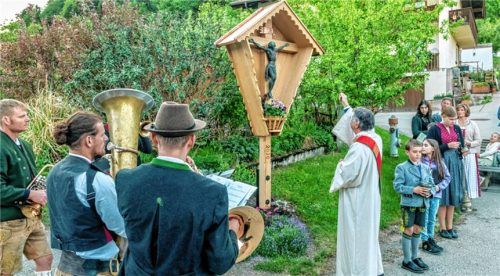 Diakon Günter Schmitzberger segnet das neue Hofkreuz der Familie Mayer.Foto Nitzsche