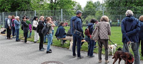 Dicht gedrängt standen die Zuschauer, um der Vorstellung der Tierheimhunde beizuwohnen. Foto Stache