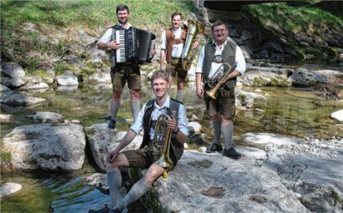 Die „4 jungen Hinterberger Musikanten“ kommen nach Bad Aibling. Foto re