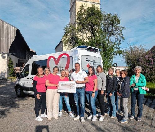 Die Albertaicher Frauen mit Rot-Kreuz-Kreisbereitschaftsleiter Florian Haller und dem Spendenscheck. Foto Auer