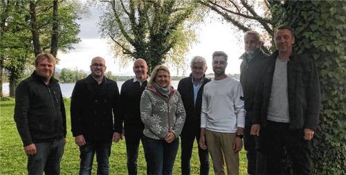 Die Amtsgeschäfte obliegen nach der Bayerischen Gemeindeordnung dem frisch gewählten Zweiten Bürgermeister Georg Klampfleuthner. Das Bild zeigt den Rat mit den neuen Mitgliedern: (von links) Franz Minisini, Stefan Neuer, Thomas Groß, Evi Neumair, Zweiter Bürgermeister Georg Klampfleuthner, Florian Lex, Helmut Niederschweiberer und Andy Dingfelder. Foto Dachs