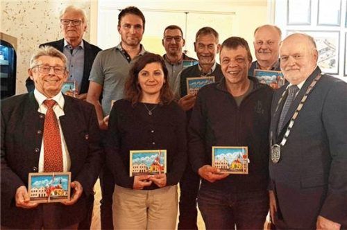 Die ausgeschiedenen Mitglieder (vorne, von links) Franz Bauer, Ramona Enders, Markus Sengmüller und Bürgermeister Thomas Einwang sowie (hinten, von links) Karl-Heinz Kammerer, Lambert Nitzl, Michael Leinfelder, Josef Genzinger und Franz Englsoer.Foto  esser