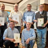 <p>Die ausscheidenden Gemeinderatsmitglieder: (kniend von links) die dienstältesten Räte Michael Kaiser und Jakob Ametsbichler, (stehend von links) Stefan Pauker, Christian Graf, Gerhard Braunen, Jürgen Gartner, Robert Aßmus und der neue Bürgermeister Anton Strahlhuber.</p>