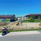 <p>Die Baustelle zu den Padel-Courts hinter dem „Wasserburg-Hotel“ aus der Vogelperspektive. Fotos Birkhof</p>