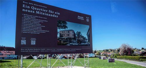 Die Bautafel prangt schon überdimensional am Gelände für das Ostermünchner Großprojekt. Foto Stache
