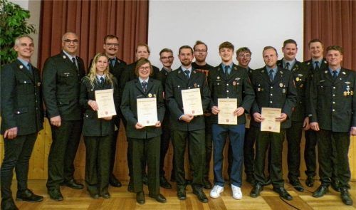 Die Beförderten mit den Kommandanten und den Vorständen: (von links, hinten) Ronny Weber (Vorsitzender), Michael Jäkel (Erster Kommandant), Michael Woidich, Anna-Lena Hoyer, Elias Hentschel, Julian Kolbinger, Lukas Zehentmeier, Maximilian Hartmann, Sebastian Dyrda (Zweiter Kommandant) sowie (von links, vorne) Anna-Lena Gaudig, Martina Thalbauer, Sven Ringer, Eduard Wert, Maximilian Feigel, Markus Banditt (Stellvertreter). Foto Rath