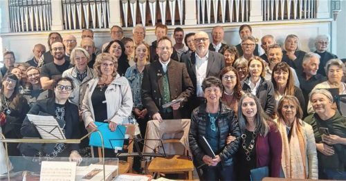 Die beiden Chöre auf der Orgelempore von Hl. Dreifaltigkeit, in der Mitte stehen die beiden Chorleiter Gerhard Franke und Massimo Cardelli. Foto C. Ermini