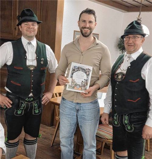 Die beiden Holzlandler-Vorstände Georg Englsperger (rechts) und Martin Steinhöfer (links) überreichten Herbergswirt Florian Münch für die langjährige gute Zusammenarbeit eine Ehrenurkunde.Foto  re
