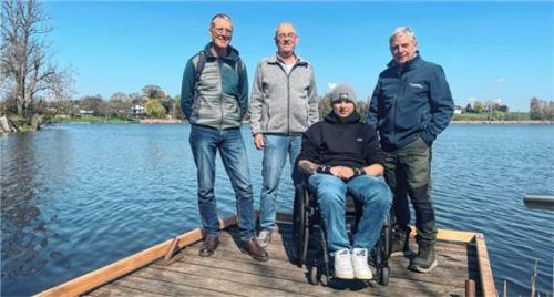 Die beiden Vorsitzenden Roland Edl und Franz Göpfert mit Vereinsmitglied Felix Betzl und FVO-Präsident Maximilian Voit (von links). Foto re