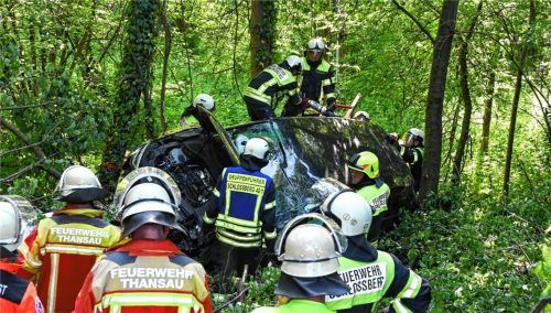 Die Bergung des Mannes gestaltete sich aufwendig, da das Fahrzeug erst gesichert werden musste.Fotos Einsatz-Report24