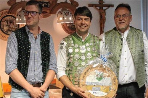 Die besten drei beim Königsschießen: (von links) Stefan Raß, Christian Scholz, Alfons Kapser.Foto re