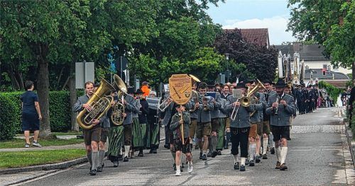 Die Blaskapelle begleitet den Festzug mit zünftiger Musik durch Ampfing.Fotos  Rita Stettner