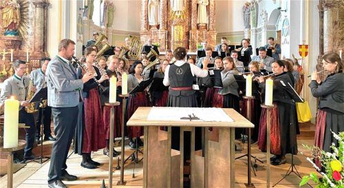 Die Blaskapelle Bruckmühl begeisterte mit ihrem dritten Kirchenkonzert die zahlreichen Besucher. Fotos Neuwirth