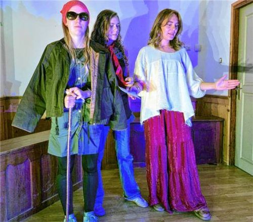 Die blinde Anna (Sophia Apfel, von links), Paula (Nina Elmendorff) und Karla (Lieselotte Poebing) beim Versuch, aus der Testamentseröffnung das Beste herauszuschlagen. Foto Altmann