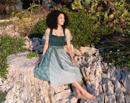 Die Dirndl-Trends 2026 setzen auf gedeckte Naturtöne, weniger starke Farbkontraste, hochwertige Stoffe und weniger verspielte Details. Foto Wenger