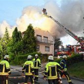 Paar über Fenster aus Flammen gerettet