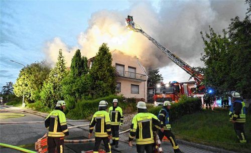 Die Drehleiter aus Neumarkt-St. Veit war nach der Alarmierung binnen zehn Minuten zur Stelle. Fotos fib/DG