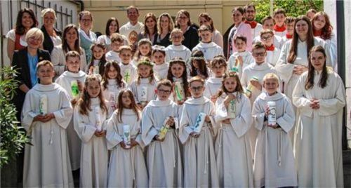 Die Erstkommunionkinder der Pfarreien Kraiburg, Ensdorf und Frauendorf. Foto  Bachmaier