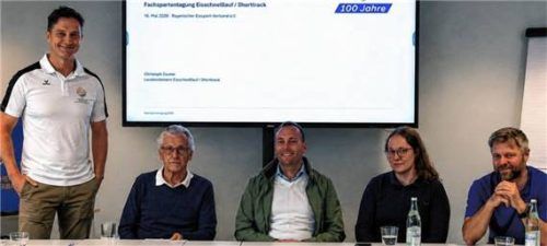 Die Experten und Ehrengäste bei der Fachtagung in Inzell mit Gastgeber Christoph Zauner (links).Foto Huber