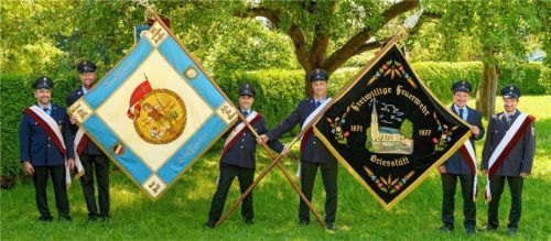 Die Fahnenabordnungen der Feuerwehr Griesstätt.
