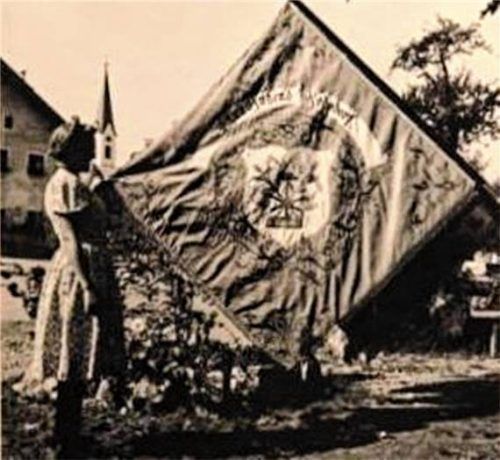 Die Fahnenweihe im Jahre 1953.