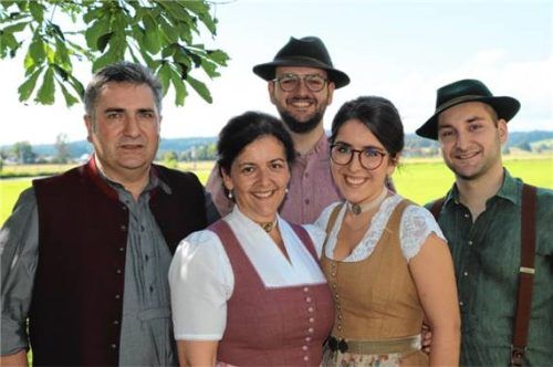 Die Familie Rumpel: Stefan und Birgit Rumpel mit Max, Magdalena und Metzgermeister Marinus – gemeinsam stehen sie für gelebte Familientradition und Zukunft im Handwerk.