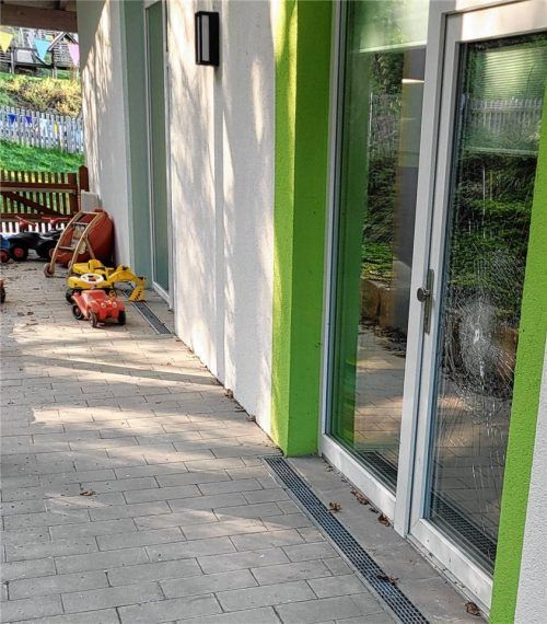 Die Fensterscheibe der Kinderkrippe in Babensham ist zersplittert. Foto GieSSibl