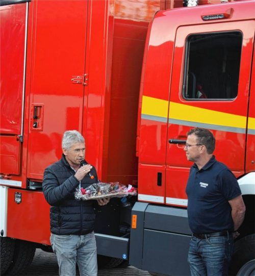 Die Feuerwehr Grünthal in der Gemeinde Unterreit darf sich über ein neues Fahrzeug freuen. Als Dank übergab Kommandant Werner Huber (rechts) ein Geschenk an Bürgermeister Christian Seidl. Fotos Hinmüller