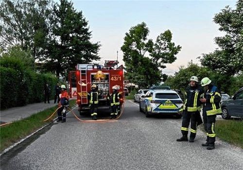 Die Feuerwehr sicherte die Substanz und reinigte den Gehsteig mit Wasser. Foto Feuerwehr Stephanskirchen