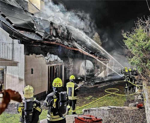 Die Feuerwehr Traunstein löschte auch einen Wohnhausbrand an der Wartberghöhe und bekämpfte die Flammen am Dach mit mehreren Strahlrohren. Foto Hobmaier