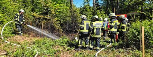 Die Feuerwehren aus Evenhausen, Bachmehring und Schönberg wurden gestern Nachmittag zu einem Waldbrand nahe Evenhausen alarmiert. Im Bereich des neuen Mobilfunkmasts war dort aus bislang unbekannter Ursache ein Feuer ausgebrochen. Durch die Feuerwehren wurde sofort ein gemeinsamer Löschangriff gestartet, um eine weitere Ausbreitung von der rund 100 Quadratmeter großen, in Brand geratenen, Waldfläche zu verhindern. Foto Reinthaler
