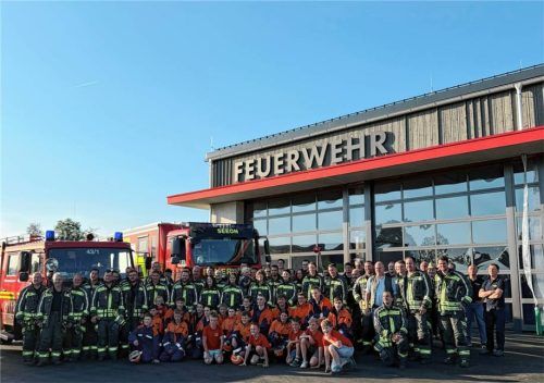 Die Feuerwehrmänner und -frauen aus Seeon vor ihrem neuen Feuerwehrhaus.
