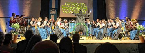 Die Filmmusik von „Star Wars“ wurde besonders einprägsam dargestellt. Natürlich wurde mit einem Laserschwert dirigiert.Foto Sutherland