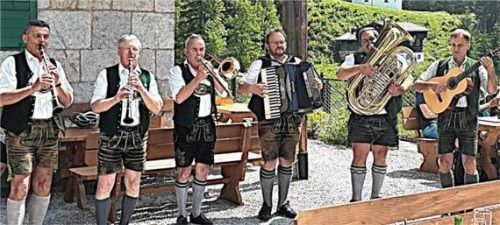 Die Fischbachauer Tanzlmusi tritt beim Jubiläumsabend in der neuen Besetzung auf.Foto  re