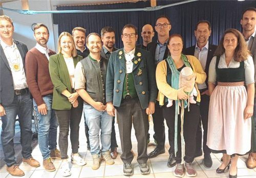 Die frisch vereidigten Gemeinderäte mit (von links) Bürgermeister Herbert Strauch: Florian Jauernig, Theresa Schönberger, Michael Siglreitmeier, Thomas Hintereder, Stefan Stefanutti, Albert Schupfner, Florian Ober, Can Dörtbudak sowie Marina Winkler, Alexander Rank, Michaela Stein und Franz Wilk. Foto Giesen