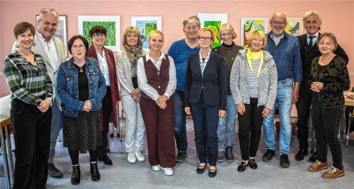 Die Führung der VHS Bad Aibling mit der neuen Bürgermeisterin Kirsten Hieble-Fritz (Sechste von links) im Jahre 2026. Foto Stache