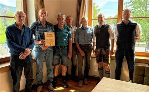 Die fünf Feldgeschworenen der Gemeinde Inzell trafen sich im Rathaus mit Bürgermeister und Geschäftsführer: (von links) Hans Schwaiger, der neu vereidigte Sepp Mayerbüchler, Valentin Holzner, Gottfried Graf, Obmann Günther Schuhbeck, Gemeindeoberhaupt Michael Lorenz und Geschäftsführer der Gemeinde Inzell Matthias Fuchs. Foto Wegscheider