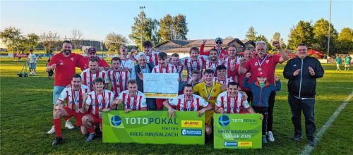 Die Fußballer des SV Bruckmühl feiern ihren Toto-Pokal-Sieg im Kreis Inn/Salzach. Möglicherweise dürfen sie sich bald auch über einen neuen Kunstrasenplatz in Bruckmühl freuen. Foto Baumann/BFV