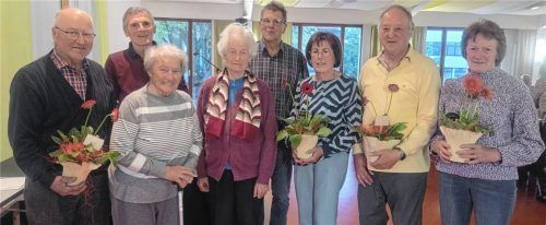 Die Geehrten des Obst- und Gartenbauvereins Ampfing: (von links) Franz Poller, Schriftführer Rupert Breintner, Irmgard Löbbecke, Maria Kern, Vorsitzender Josef Huber, Gertraud Reisinger, Ernst Schreiber und Annemarie Hopf. Foto Stettner