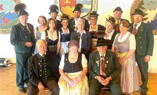 Die geehrten Mitglieder des Trachtenvereins „Almarausch“: (hinten, von links) Vorsitzender Christoph Kaufmann, Veronika Wöhrer, Andrea Maurer, Anton Schuster, Stefanie Spitzl, Johann Schnaiter, Rosi Voggenauer-Pertl, Monika Schlosser, Maria Schnaiter, Franz Schnaiter, Angelika Summerer und Zweiter Vorsitzender Florian Wörndl sowie (vorne von links) Anton Lampersberger, Frieda Wörtz und Ernst Wörtz. Foto Scheck